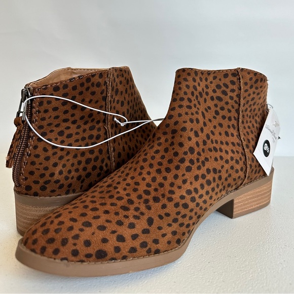 NWT. Women's Emma Leopard Print Ankle Bootie Brown - Universal Thread Size 9.5 - Picture 1 of 10